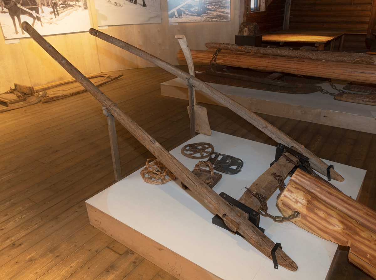 Skjekene er laget av gran, mens humulen er av bjørk. Humulen er felt inn i skjekene og festet med treplugger. Humulen har to hull til feste for framlenken. I en krampe på midten av humulen er baklenken festet. Den er utstyrt med en svivel. Baklenken har to lenker med nåler. Skjekene stikker 33cm bakover fra humulem. 
Skjekene er laget på Nyborg og er brukt til tømmerlunning. 
