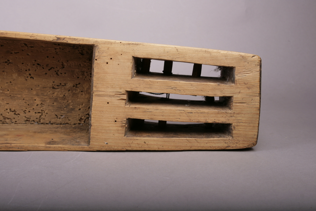 Dobble kantstreker (utskåret i ulike teknikker). 
Sidedekor med doble kantstreker (utskåret i ulike teknikker).  4 felt med bånddekor, 3 dobbel, 1 enkel sikksakkdekor. 
Sikksakkkdekor på skruekassen, to midtstilte doble strekdekorer på nedre delen av sidene. 
Endestykke med skåret, enkel strekdekor på de 2 midtdelene. 
Dobbel strekdekor på den ene ytterdelen, utslitt på den andre (derfor usikker).