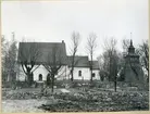 Torpa sn, Kungsör kn.
Torpa kyrka med klockstapeln, 1947.