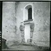 Torpa sn, Kungsör kn.
Skulpterad figur på Torpa kyrka, 1947.