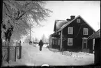 Man framför hus i Moholm