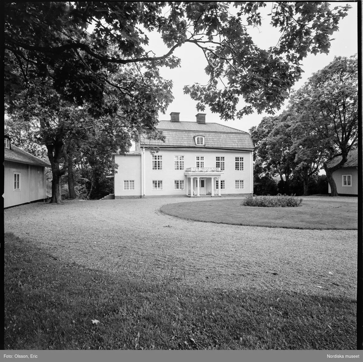 Exteriör av Berga herrgård samt interiörer från Berga slott, Västerhaninge socken, Södermanland.
