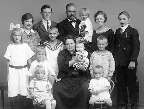 Gruppbild av familjen Viktor och Ellen Fong, med deras 12 tolv. "Utgörande 1% av innebyggarantalet i staden."