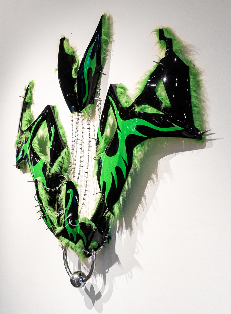 Firestarter (Altar XIV) är ett objekt som hängs på väggen. Formen kan leda tankarna till en fjäril (Yngvilds första separatutställning 2019 på galleri Andréhn-Schiptjenko hade namnet Butterfly House där liknande objekt visades), vapensköldar, altartavlor eller fåglar. Konstnären har varit en del av punken och Straight-edge-rörelsen.