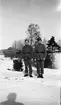 Porträtt av två militärer ståendes utomhus i snö i Vännäs, 1944.