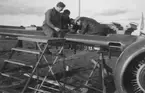 Flygmekaniker i arbete med reparation av vinge på flygplan Saab B 18 efter haveri vid Fyllebro utanför Halmstad, 1940-tal.