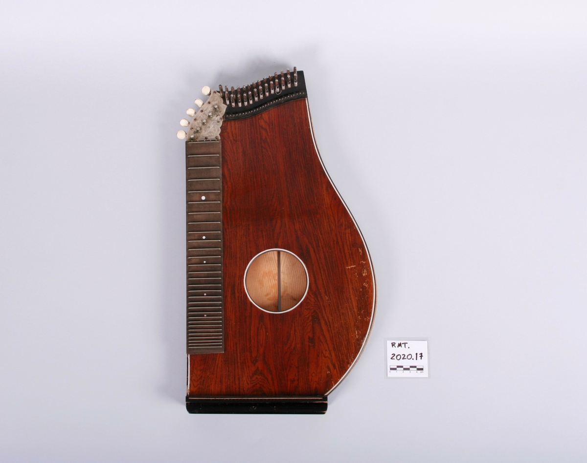 Citer i treverk. Opplegg for strenger, med fester øverst og nederst. Gripebrett på instrumentets venstre side.
Instrumentene kalles også for konsertciter.