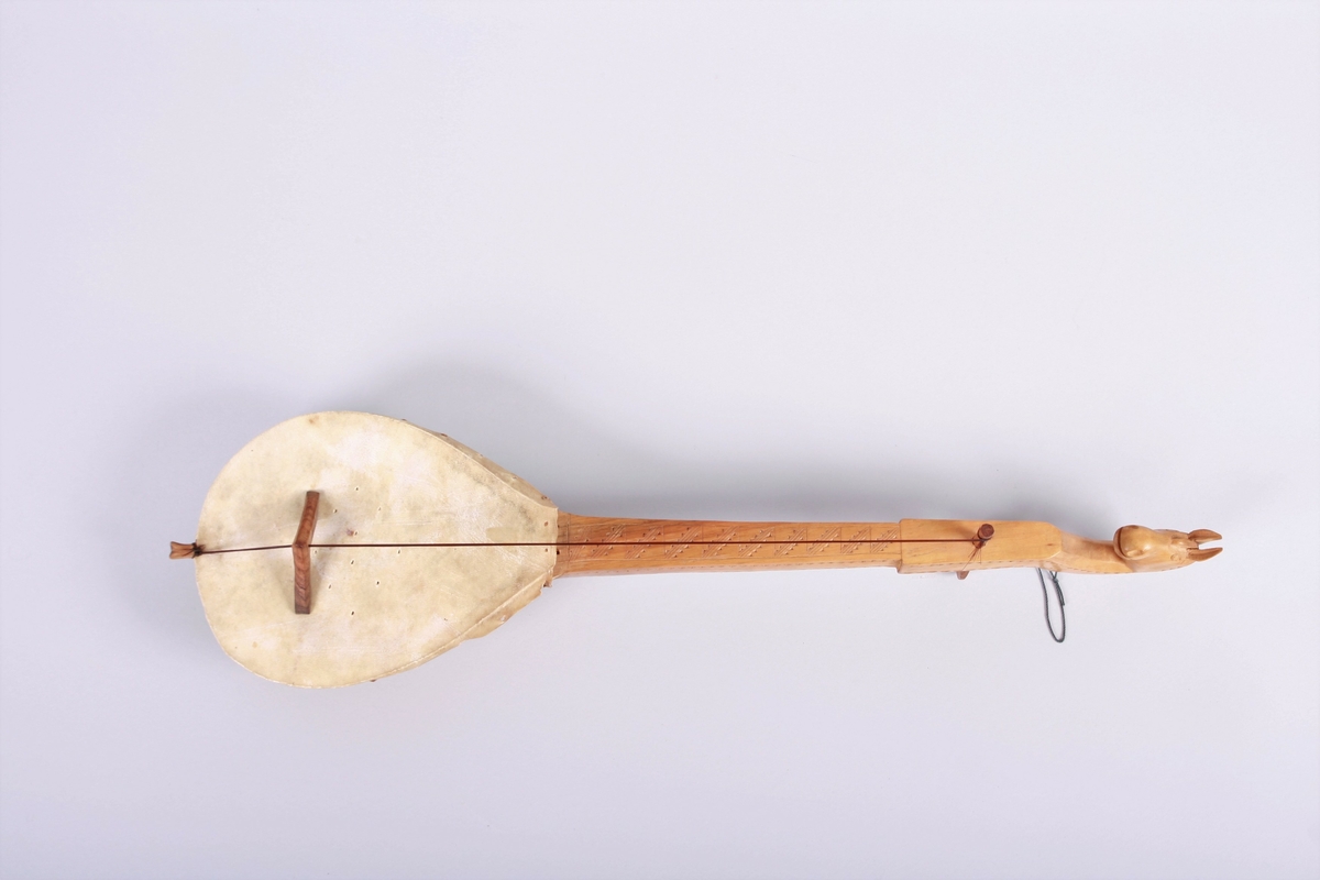 Enstrenget strykeinstrument fra Balkan med hestehode-dekorasjon.