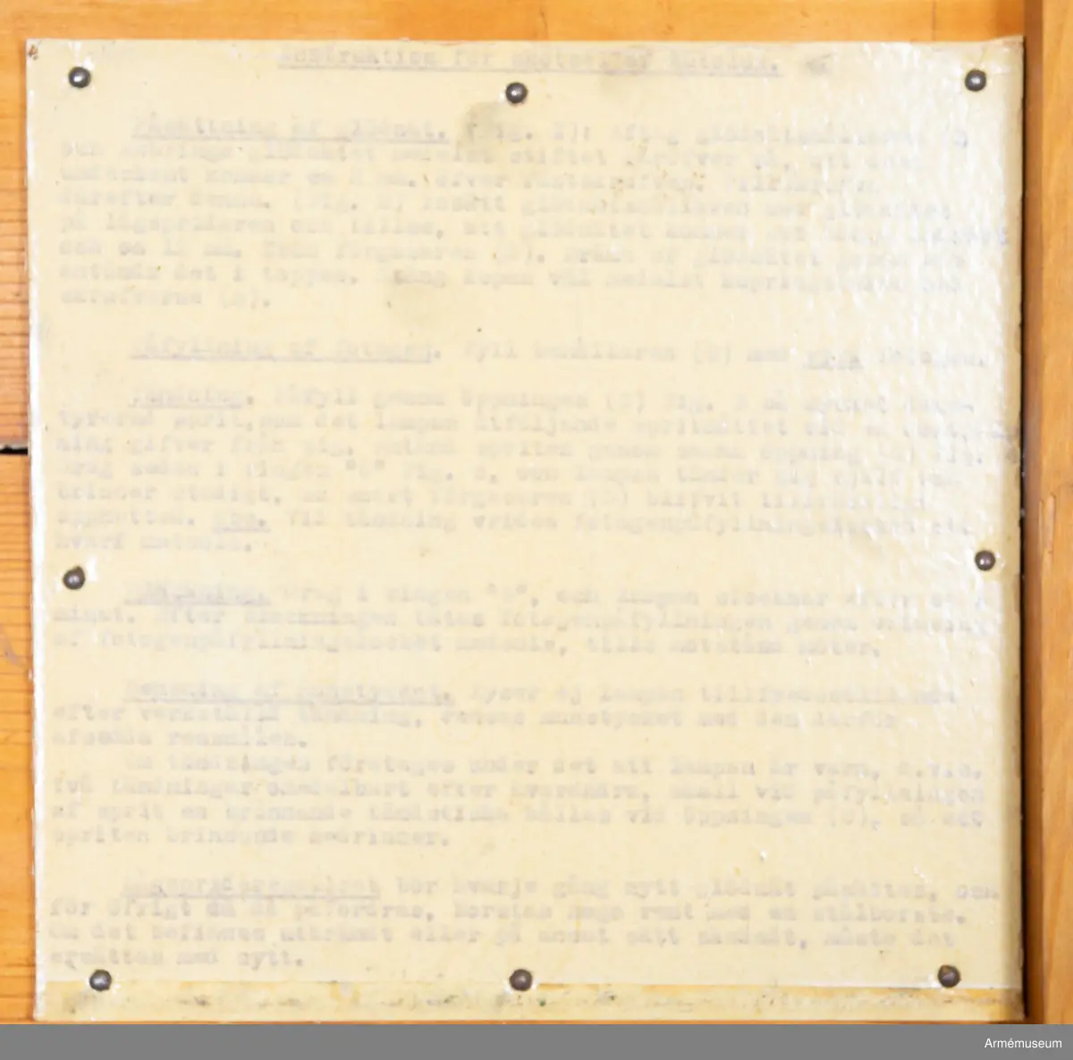 Grupp: I II.   

Autoluxlampa, 500 normalljus (nlj), för fältlasarett. Tillverkningsnummer 13113.
Kistan innehåller 1 st spritmått, 8 kartonger med glödnät 1 stålborste, 2 stift, 1 galler, 1 handrensnål, 1 munstycke, 1 par munstycksnycklar, 1 mutternyckel, 1 fyrkantsnyckel.