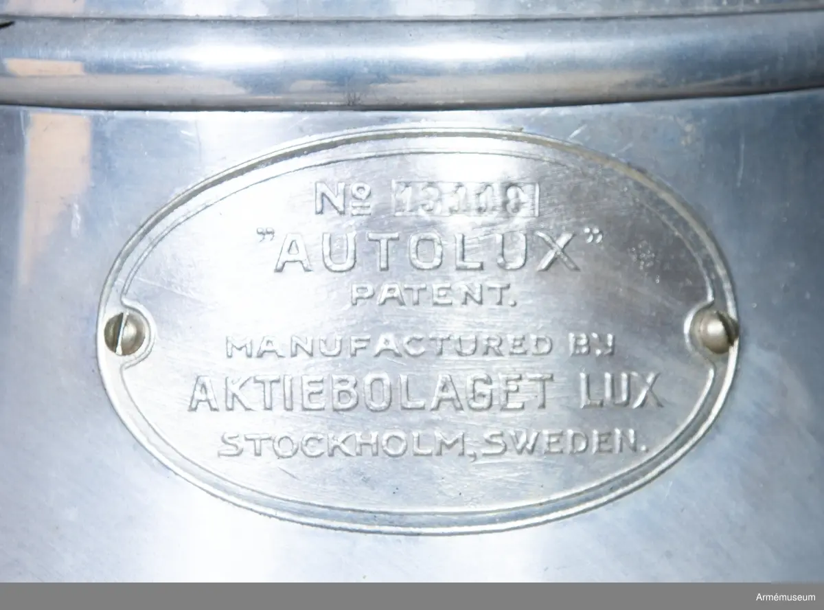 Grupp: I II.   

Autoluxlampa, 500 normalljus (nlj), för fältlasarett. Tillverkningsnummer 13113.
Kistan innehåller 1 st spritmått, 8 kartonger med glödnät 1 stålborste, 2 stift, 1 galler, 1 handrensnål, 1 munstycke, 1 par munstycksnycklar, 1 mutternyckel, 1 fyrkantsnyckel.