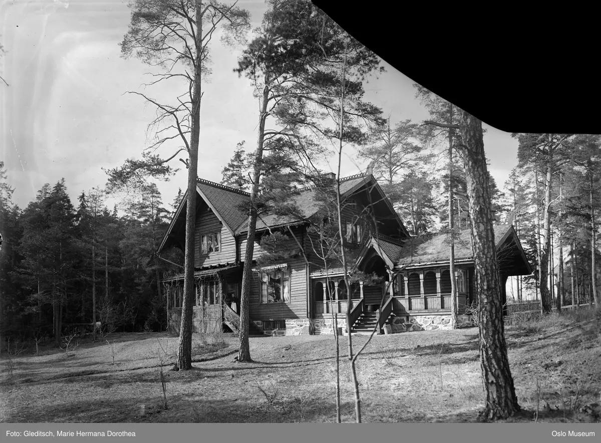Villa Godthaab, verandatrapp, kvinne, hage, skog