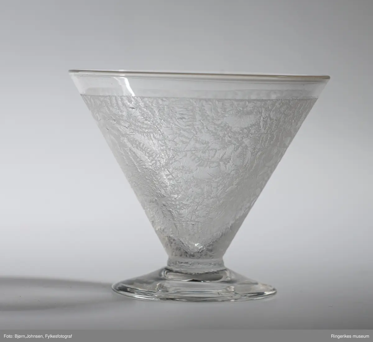 Syv små ukjente drikkeglass. Trolig coctailglass. Siselerte pressglass.