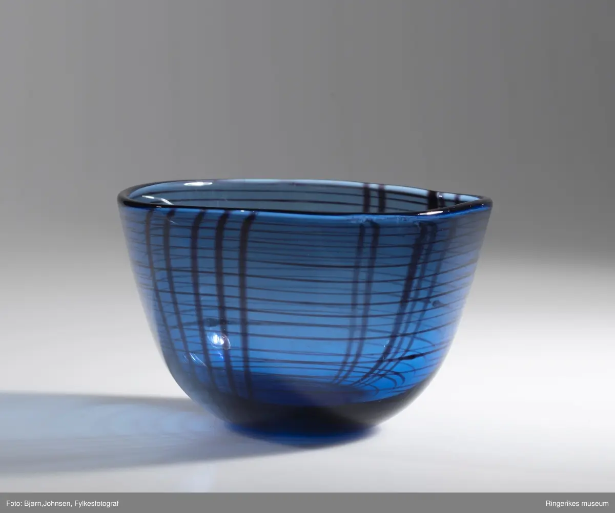 Blå glasskål med innblåst svart spiraltråd. AT kunstglass K4066 designet av Arne Jon Jutrem ved Hadeland Glassverk i 1958.