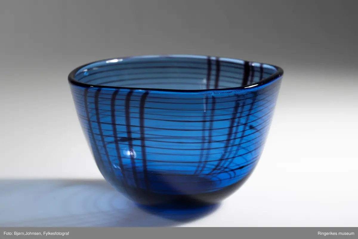 Blå glasskål med innblåst svart spiraltråd. AT kunstglass K4066 designet av Arne Jon Jutrem ved Hadeland Glassverk i 1958.