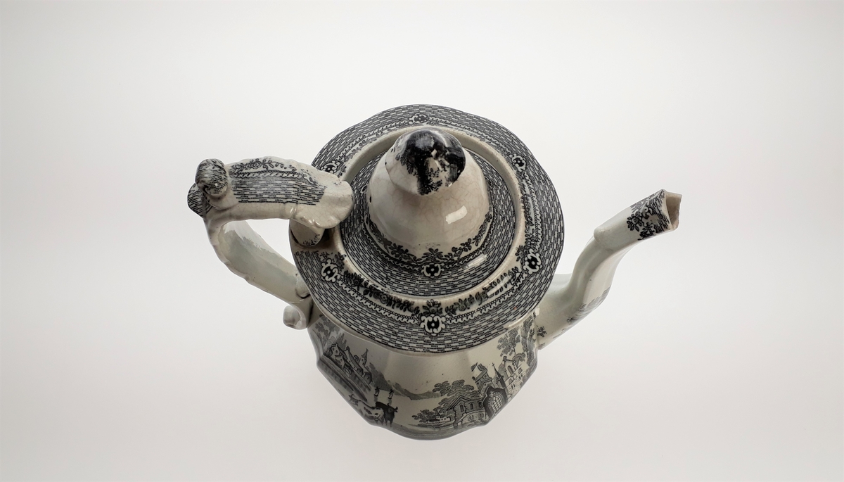 landskap, to kuer, bygninger og blomsterbånd,