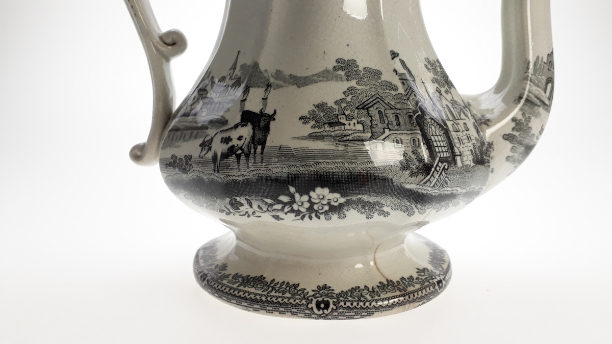 landskap, to kuer, bygninger og blomsterbånd,