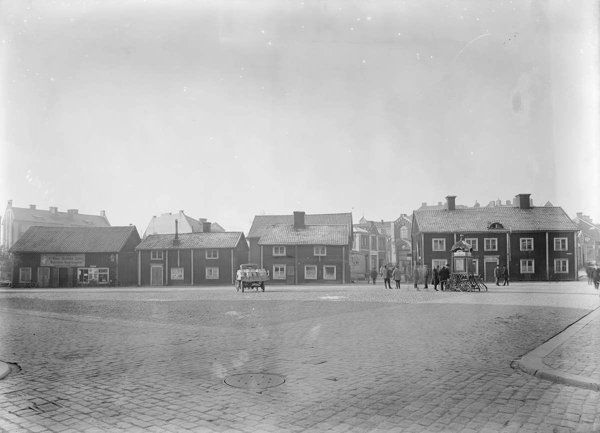 Medfaret negativ som det förutan visar unik utblick över Trädgårdtorget i Linköping. Året är 1926 och inom kort kommer träkåkbebyggelsen rivas för att ge plats för det så kallade Delfinpalatset.