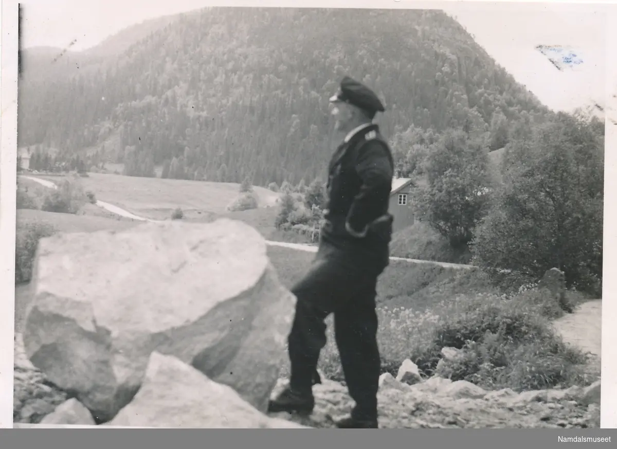 Tysk soldat skuer utover landskap ved  Namsos