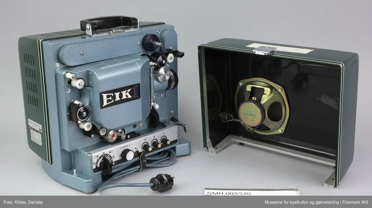 Fremviseren er funksjonsdyktig. Den har en kropp av metall og to sidedeler av grønn kunststoff. For å bruke apparatet, åpnes låsen på oversida, slik at den ene sidedelen kan tas av. I den er det innbygt et høyttaler. Den kan forbindes med apparatet med en audiokabel, som ikke ligger ved. Nederst, under projektormaskinen, er det et hulrom som huser strømkabelen. Armene for filmspolene kan klaffes ut. De klaffes inn ved å trykke på en sølvfargen knapp ved siden av.
