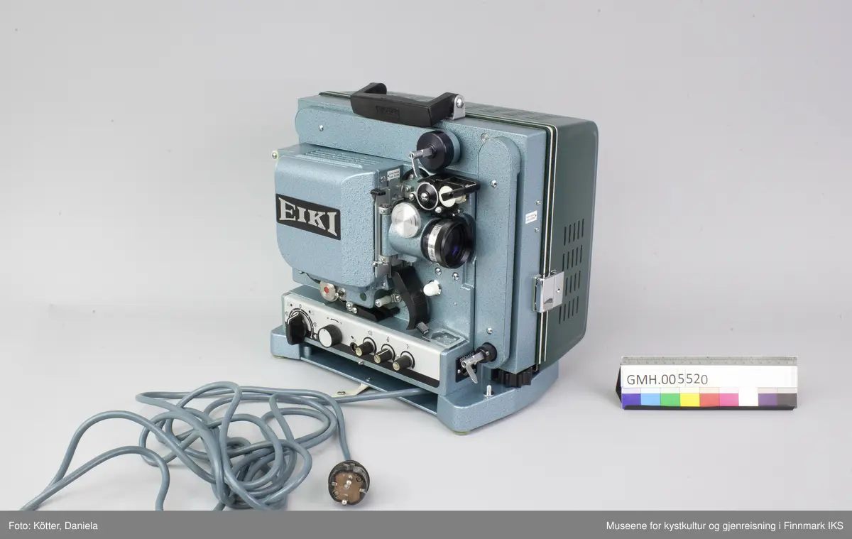 Fremviseren er funksjonsdyktig. Den har en kropp av metall og to sidedeler av grønn kunststoff. For å bruke apparatet, åpnes låsen på oversida, slik at den ene sidedelen kan tas av. I den er det innbygt et høyttaler. Den kan forbindes med apparatet med en audiokabel, som ikke ligger ved. Nederst, under projektormaskinen, er det et hulrom som huser strømkabelen. Armene for filmspolene kan klaffes ut. De klaffes inn ved å trykke på en sølvfargen knapp ved siden av.
