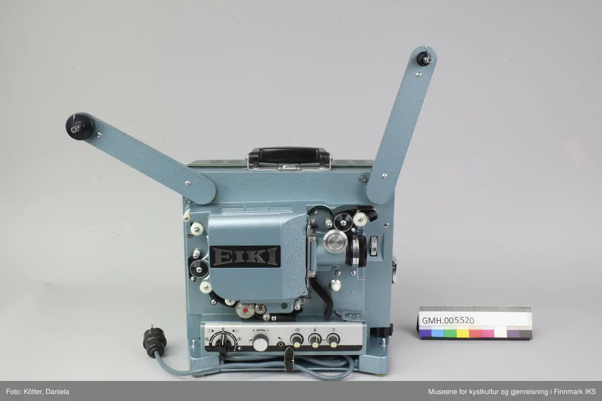 Fremviseren er funksjonsdyktig. Den har en kropp av metall og to sidedeler av grønn kunststoff. For å bruke apparatet, åpnes låsen på oversida, slik at den ene sidedelen kan tas av. I den er det innbygt et høyttaler. Den kan forbindes med apparatet med en audiokabel, som ikke ligger ved. Nederst, under projektormaskinen, er det et hulrom som huser strømkabelen. Armene for filmspolene kan klaffes ut. De klaffes inn ved å trykke på en sølvfargen knapp ved siden av.
