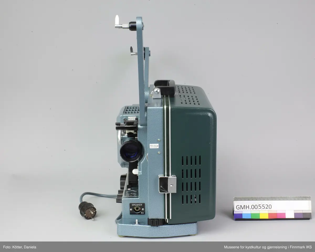 Fremviseren er funksjonsdyktig. Den har en kropp av metall og to sidedeler av grønn kunststoff. For å bruke apparatet, åpnes låsen på oversida, slik at den ene sidedelen kan tas av. I den er det innbygt et høyttaler. Den kan forbindes med apparatet med en audiokabel, som ikke ligger ved. Nederst, under projektormaskinen, er det et hulrom som huser strømkabelen. Armene for filmspolene kan klaffes ut. De klaffes inn ved å trykke på en sølvfargen knapp ved siden av.
