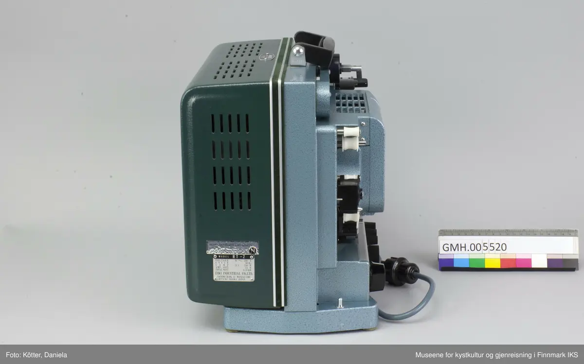 Fremviseren er funksjonsdyktig. Den har en kropp av metall og to sidedeler av grønn kunststoff. For å bruke apparatet, åpnes låsen på oversida, slik at den ene sidedelen kan tas av. I den er det innbygt et høyttaler. Den kan forbindes med apparatet med en audiokabel, som ikke ligger ved. Nederst, under projektormaskinen, er det et hulrom som huser strømkabelen. Armene for filmspolene kan klaffes ut. De klaffes inn ved å trykke på en sølvfargen knapp ved siden av.
