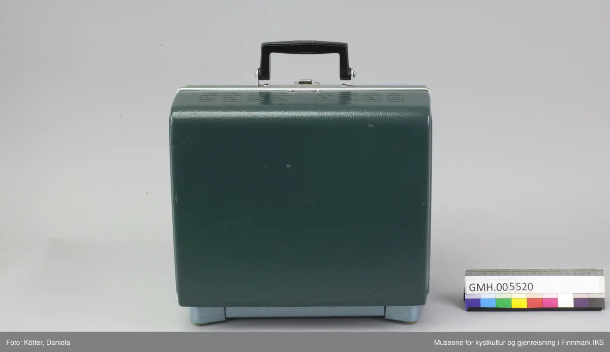 Fremviseren er funksjonsdyktig. Den har en kropp av metall og to sidedeler av grønn kunststoff. For å bruke apparatet, åpnes låsen på oversida, slik at den ene sidedelen kan tas av. I den er det innbygt et høyttaler. Den kan forbindes med apparatet med en audiokabel, som ikke ligger ved. Nederst, under projektormaskinen, er det et hulrom som huser strømkabelen. Armene for filmspolene kan klaffes ut. De klaffes inn ved å trykke på en sølvfargen knapp ved siden av.
