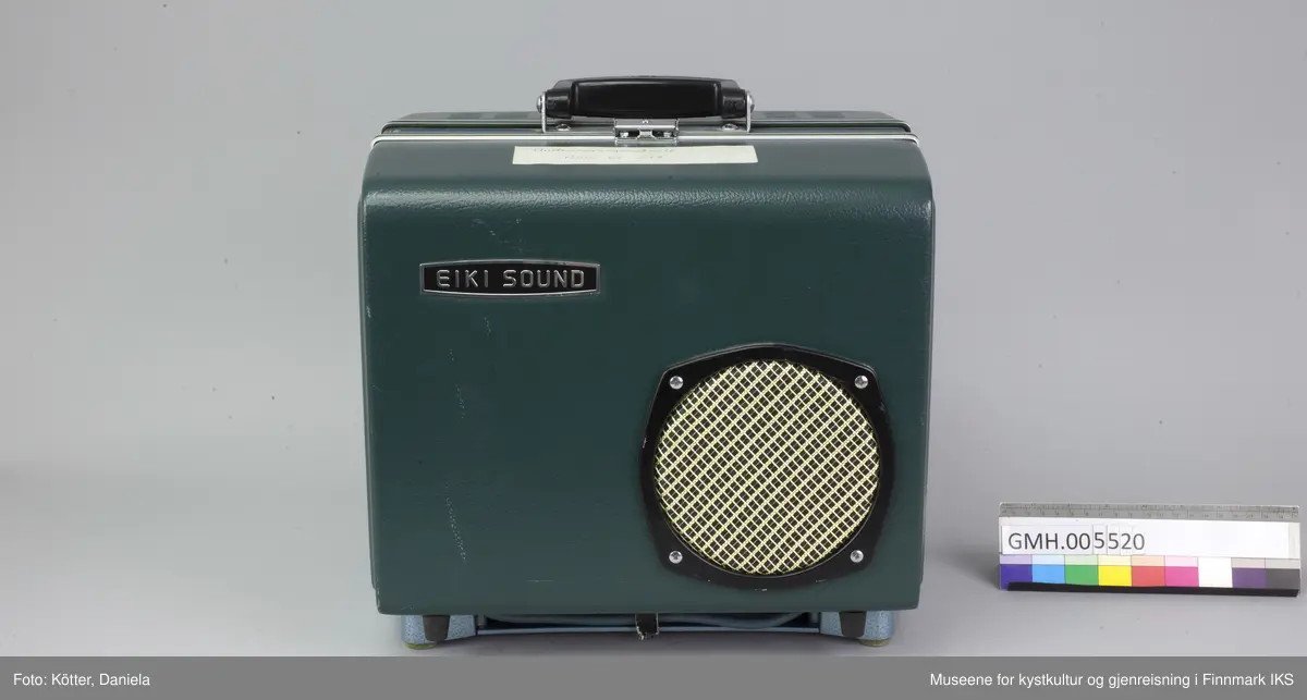 Fremviseren er funksjonsdyktig. Den har en kropp av metall og to sidedeler av grønn kunststoff. For å bruke apparatet, åpnes låsen på oversida, slik at den ene sidedelen kan tas av. I den er det innbygt et høyttaler. Den kan forbindes med apparatet med en audiokabel, som ikke ligger ved. Nederst, under projektormaskinen, er det et hulrom som huser strømkabelen. Armene for filmspolene kan klaffes ut. De klaffes inn ved å trykke på en sølvfargen knapp ved siden av.
