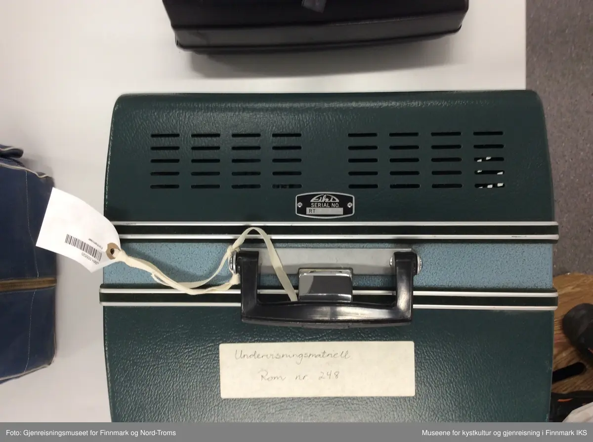 Fremviseren er funksjonsdyktig. Den har en kropp av metall og to sidedeler av grønn kunststoff. For å bruke apparatet, åpnes låsen på oversida, slik at den ene sidedelen kan tas av. I den er det innbygt et høyttaler. Den kan forbindes med apparatet med en audiokabel, som ikke ligger ved. Nederst, under projektormaskinen, er det et hulrom som huser strømkabelen. Armene for filmspolene kan klaffes ut. De klaffes inn ved å trykke på en sølvfargen knapp ved siden av.
