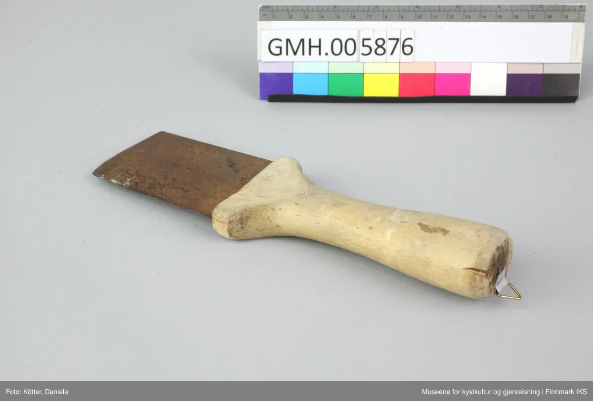 Flekkekniven består av et solid trehåndtak som har innskjært et kryss ved overgang til klingen. Krysset skal har vært kjennetegnet for Rolf Nissen som eide kniven tidligere. Klingen er rektangulært og er skarpt kun på en side. Giveren har festet et lite opphengskrok i enden av håndtaket, noe som vitner om at han hadde den hengende som pynt med høy affeksjonsverdi. 