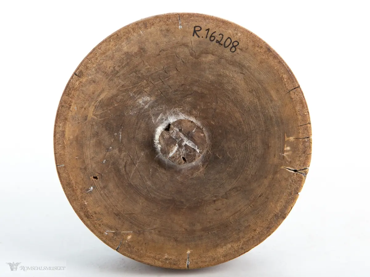 Trelysestake med sokkel som er dreid i to nivåer, en dreid stake med vulster og ringer, som er felt inn i sokkelen. Påtoppen er det satt i en høy, slank metallmasnjett for festing av talglys.