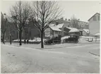 Folkets hus tomt år 1922. 
Bilstation. 
På bilden ses två taxibilar som står vid taxistationen och väntar på uppdrag. Den vänstra bilen är en Benz av modell 10/30 PS. Den registrerades den 6:e juli 1920 på registreringsnummer T720 och ägdes av chaufför Karl Nilsson i Örebro.