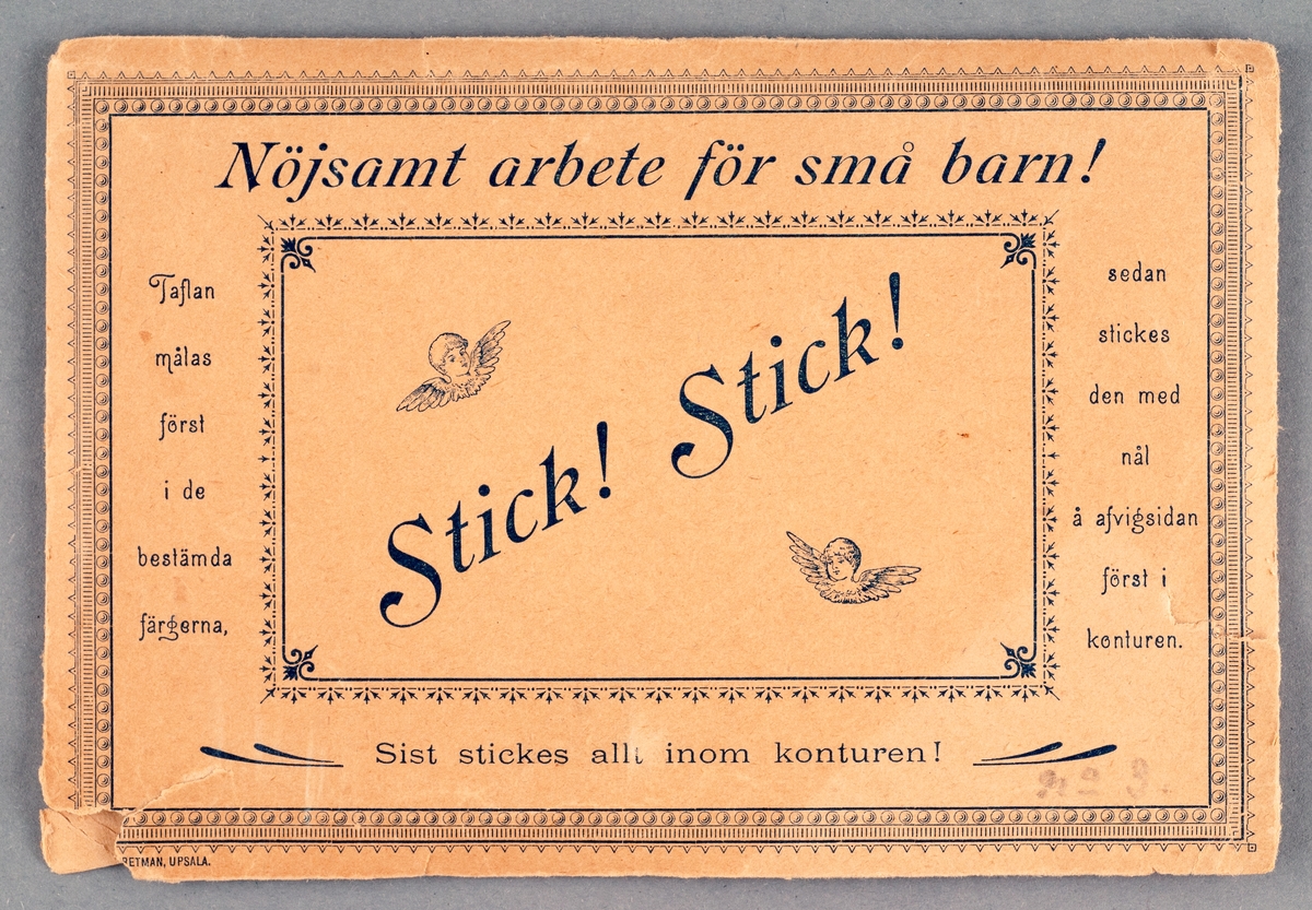 Mönsterblad i kuvert. "Stick Stick". Blad som ska målas och stickas med nål.  18 stycken kort, vissa färglagda. Mönster: väderkvarn, hundar, olika blommor, däribland linnéa, hus, räv samt gasell. En kartongbit med rött tyg som förhindrar vikning.

Text på kuvertet: Nöjsamt arbete för små barn! Taflan målas först i de bestämda färgerna, sedan stickes den med nål å afvigsidan först i konturen. Sist stickes allt inom konturen!