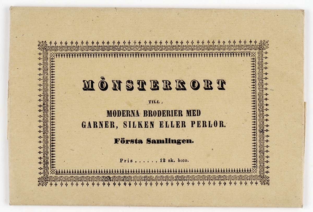 Mönsterblad eller mönsterkort i gult kuvert. Kuvertet viks ihop. Åtta tunna blad med mönster med olika blommor, i korgar, fåglar m.m.

Text på kuvertet: Mönsterkort till moderna broderier med garner, silken eller perlor. Första samlingen. Pris.....12 sk. b:co.