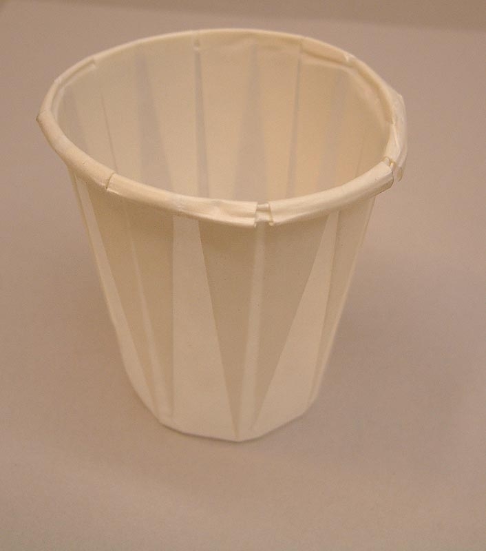 Pappersmugg av veckat gulvitt papper. Muggen kallas för Bilå-bägaren
Till muggen hör en något ankommen orginalkartong avsedd för 100 st. muggar. Kartongen är blå och vit med texter som: "Bilå- för bättre drickhygien,""en Billingsfors -produkt" etc.
På förpackningen nämns tillverkningsorter och telefonnummer enligt följande:
Göteborg Tel. 119641, Stockholm Tel. 349160 och Malmö Tel. 39935.
