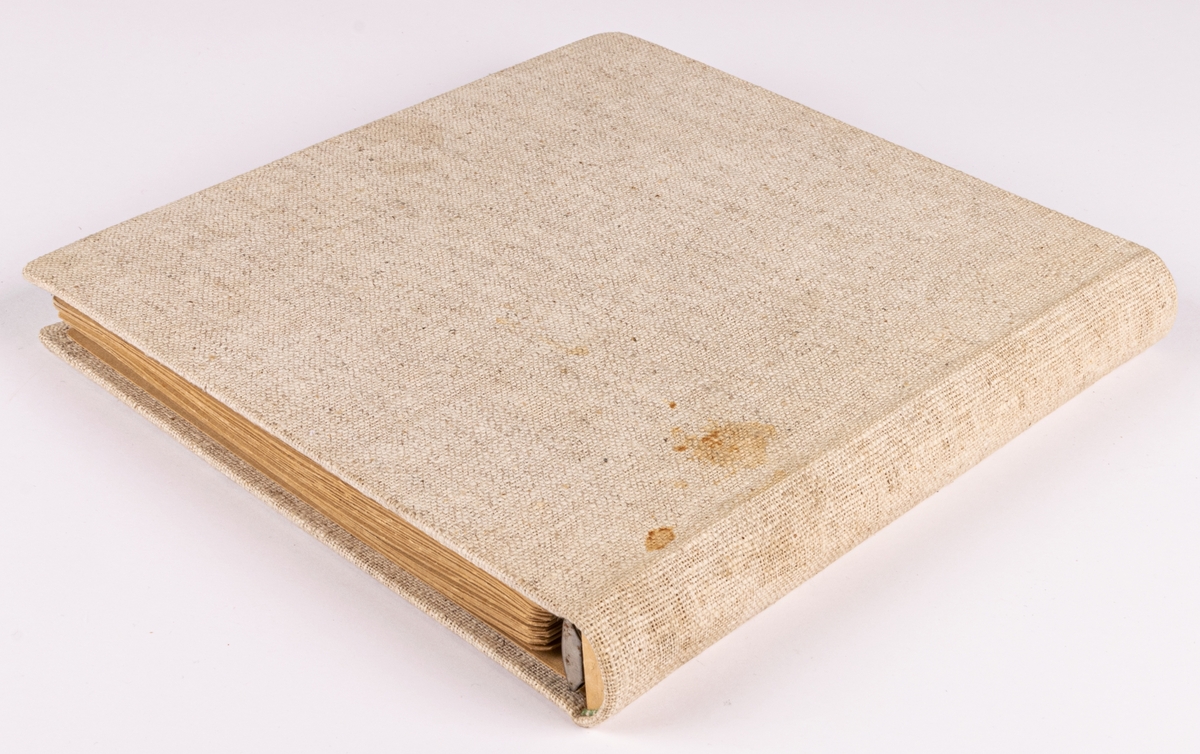Fotoalbum innehållande fotografier från Gävleutställningen1946.
Klädd med beige linneväv samt blad i kartong.