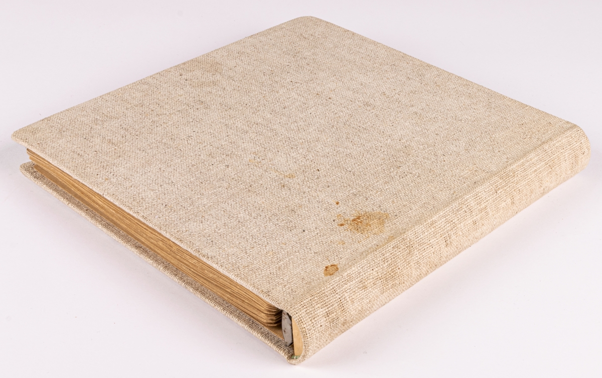 Fotoalbum innehållande fotografier från Gävleutställningen1946.
Klädd med beige linneväv samt blad i kartong.