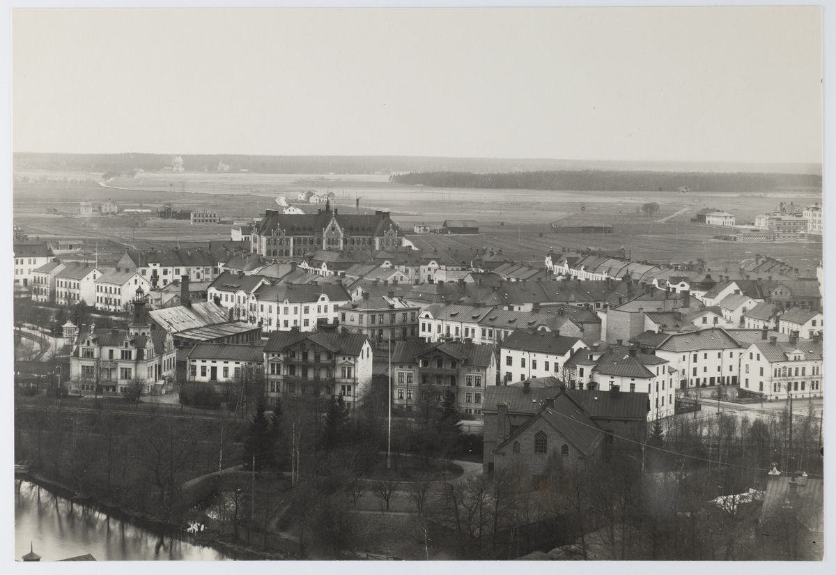 Vy mot sydväst bild tagen från Nikolaikyrkan.
Villa Fridå och Hagaparken till vänster. Vasaskolan i bakgrunden.