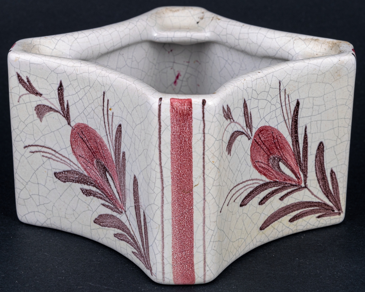 Bonbonjär, Bo Fajans, fyrkantig konfektskål, beige bottenfärg med blomdekor i brunt och rött. I botten skrivet för hand: Bo 1226 AP. Formgiven av Allan Ebeling. I produktion under år 1941.