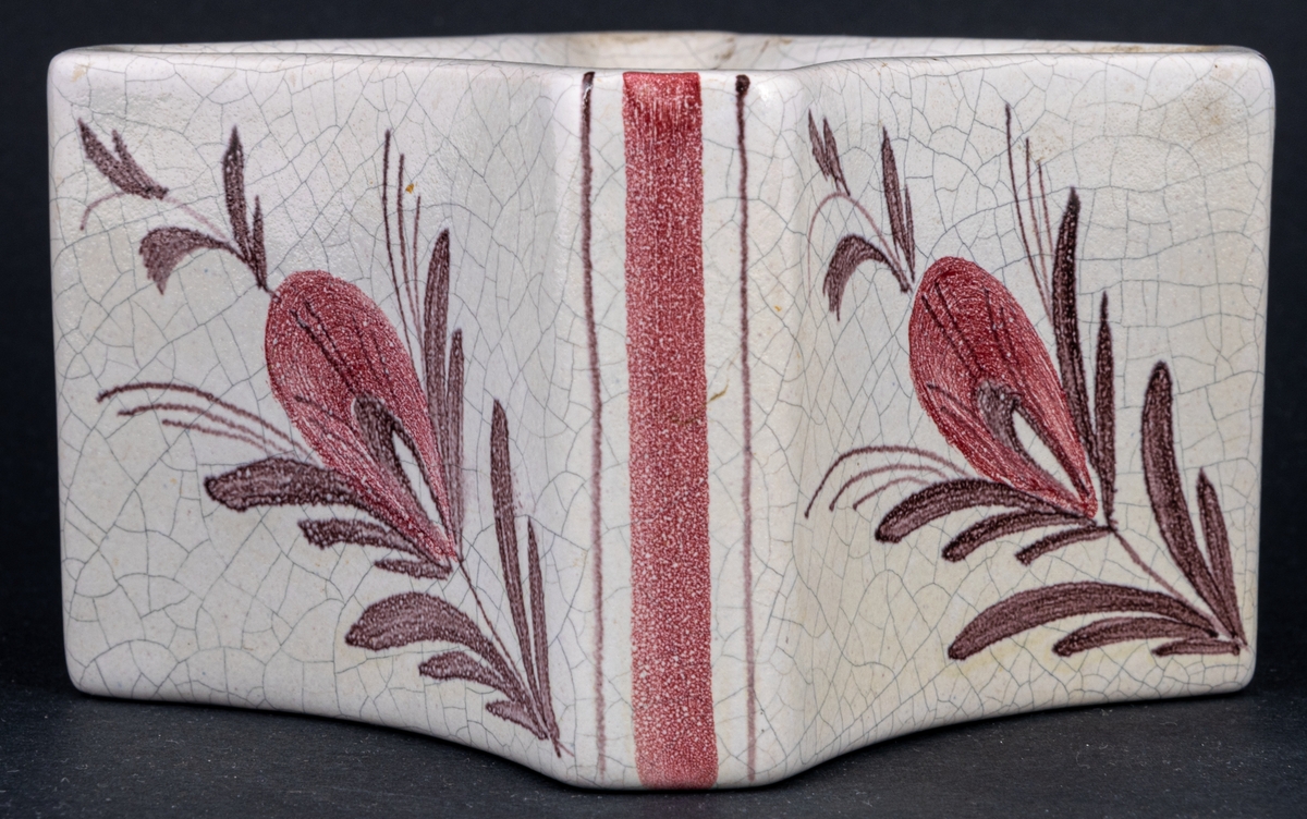 Bonbonjär, Bo Fajans, fyrkantig konfektskål, beige bottenfärg med blomdekor i brunt och rött. I botten skrivet för hand: Bo 1226 AP. Formgiven av Allan Ebeling. I produktion under år 1941.