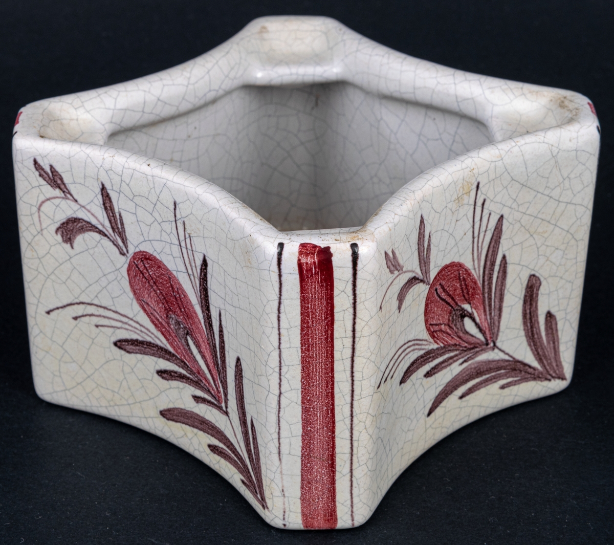 Bonbonjär, Bo Fajans, fyrkantig konfektskål, beige bottenfärg med blomdekor i brunt och rött. I botten skrivet för hand: Bo 1226 AP. Formgiven av Allan Ebeling. I produktion under år 1941.