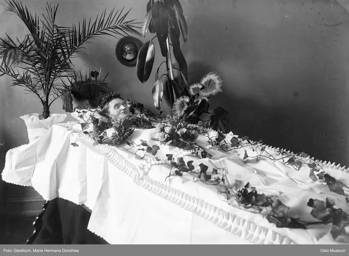 kvinne på likstrå, post mortem