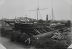 Motala Mek. Verkstad, Norrköping.
Segelångfartyget[Ångskonert] YORK av Whitby i Norrköpings torrdocka. Fartyget strandade på Åland 1884. Bärgades av Neptunbolaget.