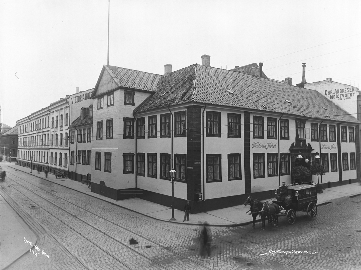 Hestedrosje utenfor Victoria Hotel i Oslo 1901.