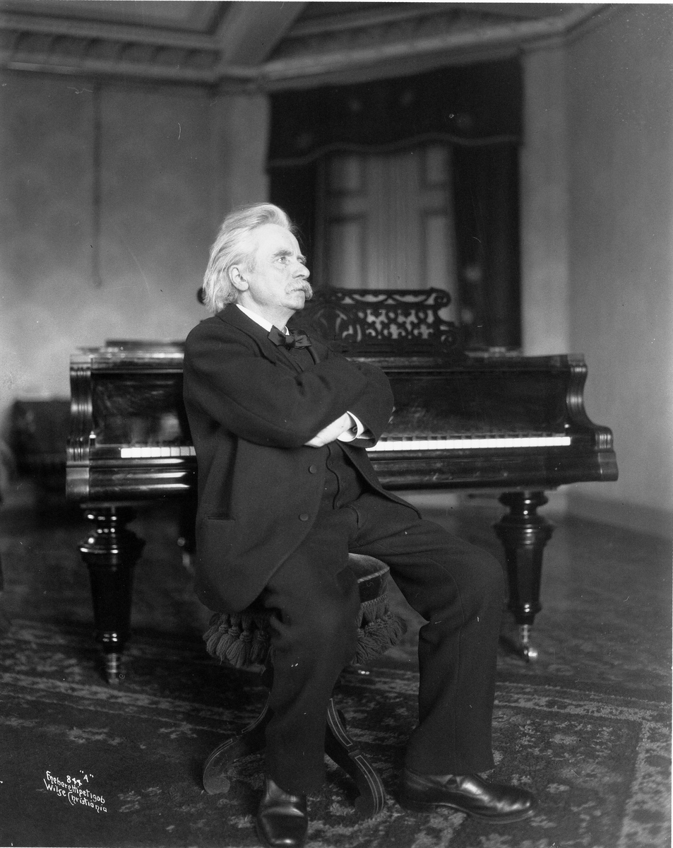 Edvard Grieg ved flygelet 1906.