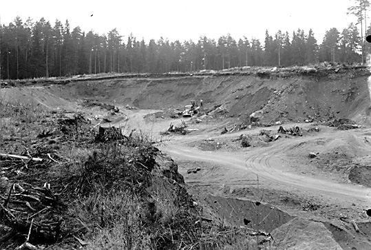 Hubbo sn, Alvesta (tidigare Alfsta) vid Hökåsen.
RAÄ fornlämning 30:1.
Grustag - Gravfält (Hellmans).