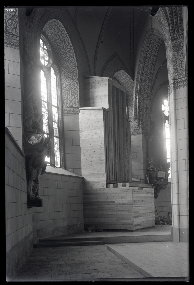 Brahes monument skyddas mot bombsplitter, Västerås Domkyrka i Västerås.