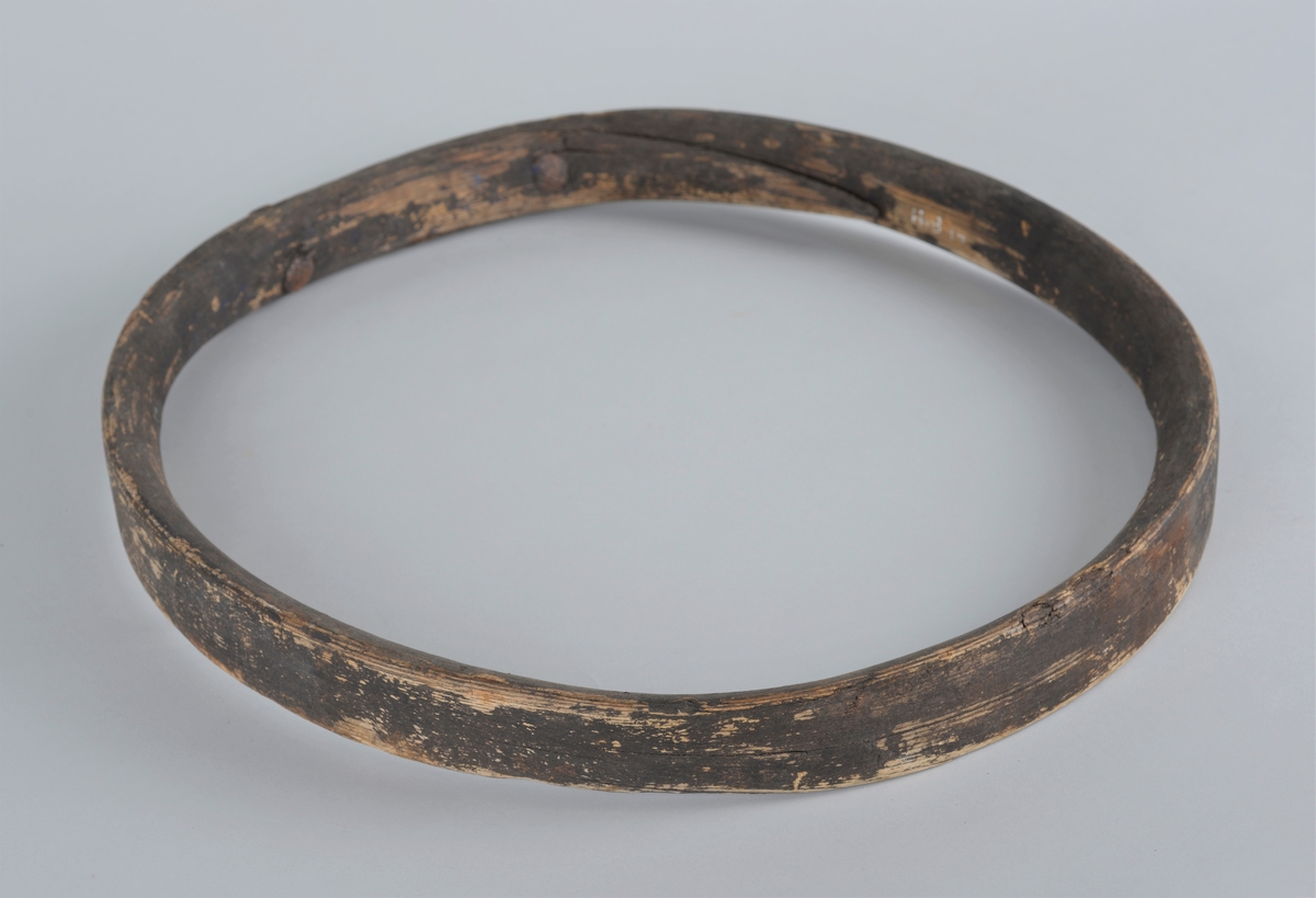 Funksjon/type: Ring brukt rundt mast på seilbåt, for å gjøre det lettere å heise seglet og holde seglet inn til masta.
Form: Rund 
Har vært svartmalt, men noe er flasset av.