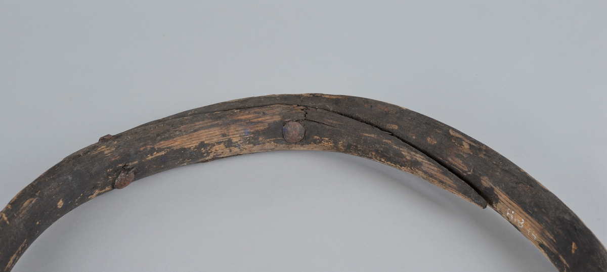 Funksjon/type: Ring brukt rundt mast på seilbåt, for å gjøre det lettere å heise seglet og holde seglet inn til masta.
Form: Rund 
Har vært svartmalt, men noe er flasset av.